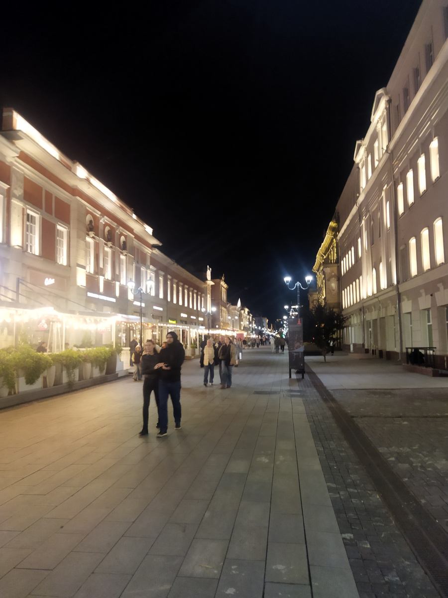 А вот туда нам предстоит пройти по ул. Большой Покровской, бывшая ул. им. Я. М. Свердлова к памятнику и площади Горького.