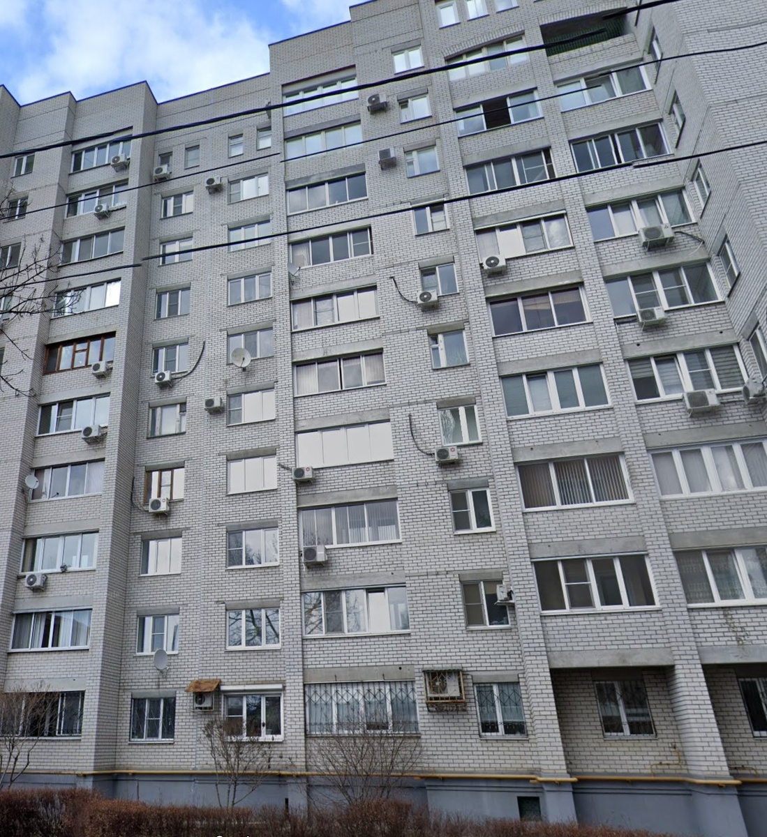 Кондиционеры размещены хаотично, на фасаде видны трассы между внутренними и внешними блоками. 