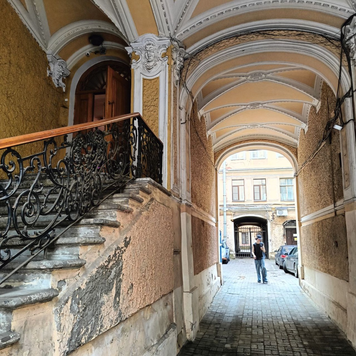 Петербургские дворы с коваными лестницами и с величайшей историей. Они хранят память веков. Петербург, июль 2024