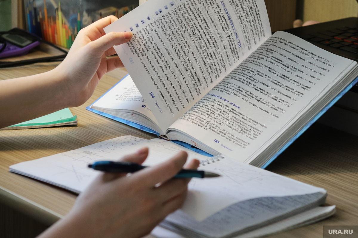 Максимально на выполнение домашних заданий отведено 3,5 часа. Фото: Екатерина Сычкова © URA.RU