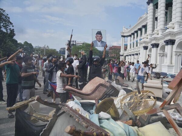 Министров в Непале эвакуировали на спущенных с вертолетов веревках — видео