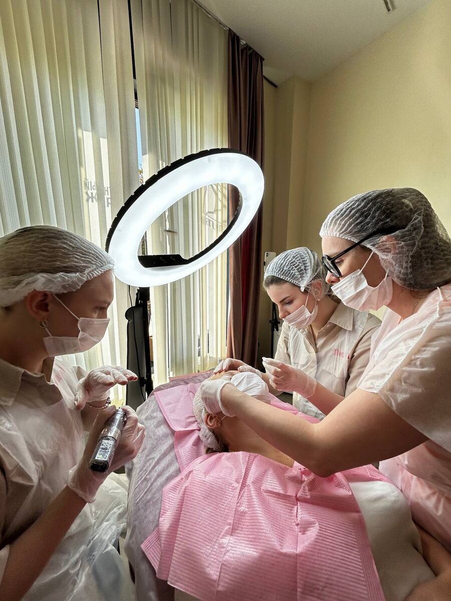 во время обучения техникам камуфляжа - я, как преподаватель - сопровождаю ученика лично, рассказывая и показывая весь процесс камуфляжа в мельчайших деталях.