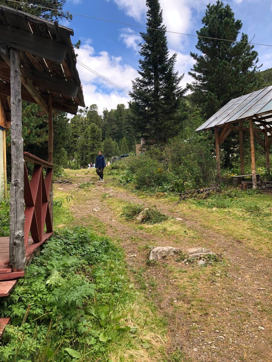 На базе. Сзади - место, где останавливаются машины