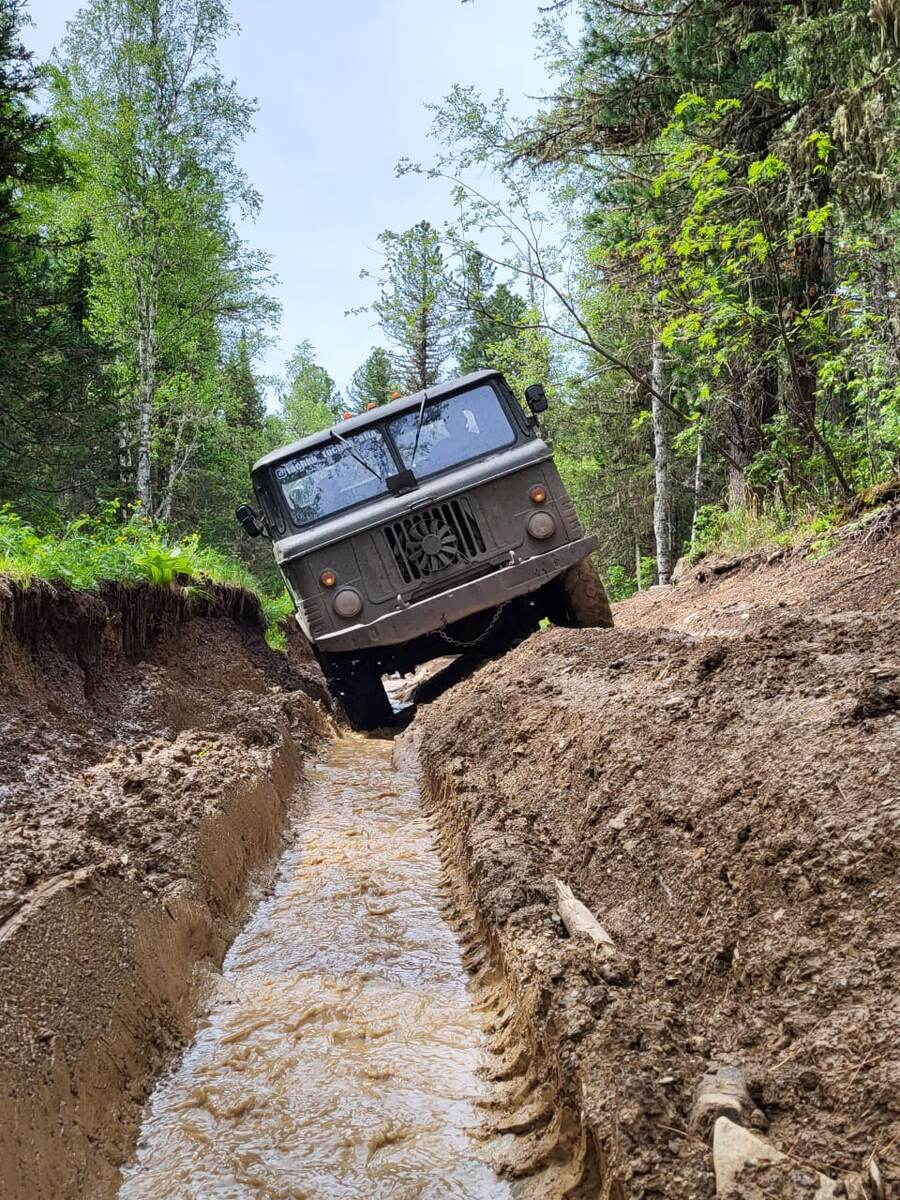 Подъем к озерам. Фото из открытых источников. Вот так и едет...