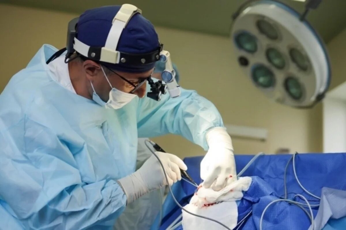    В Находке врачи спасли мужчину после падения с высоты при монтаже окна