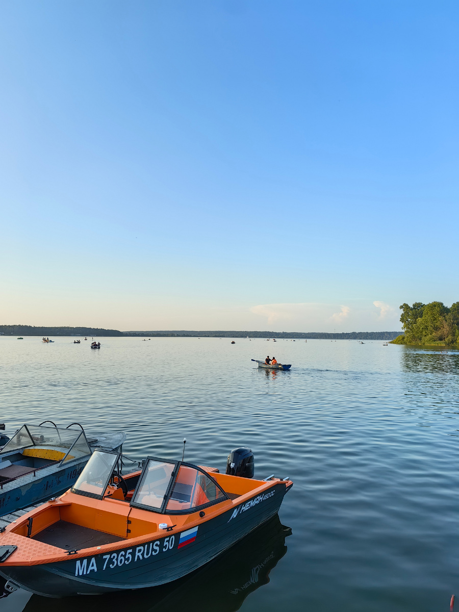 У озера есть нескольо мест, где можно взять в прокат лодку, серф, катамаран