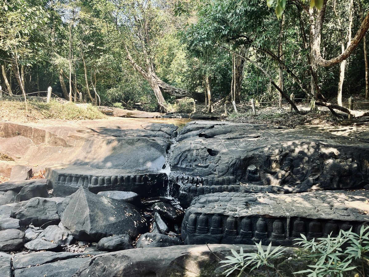 Лингамы на реке