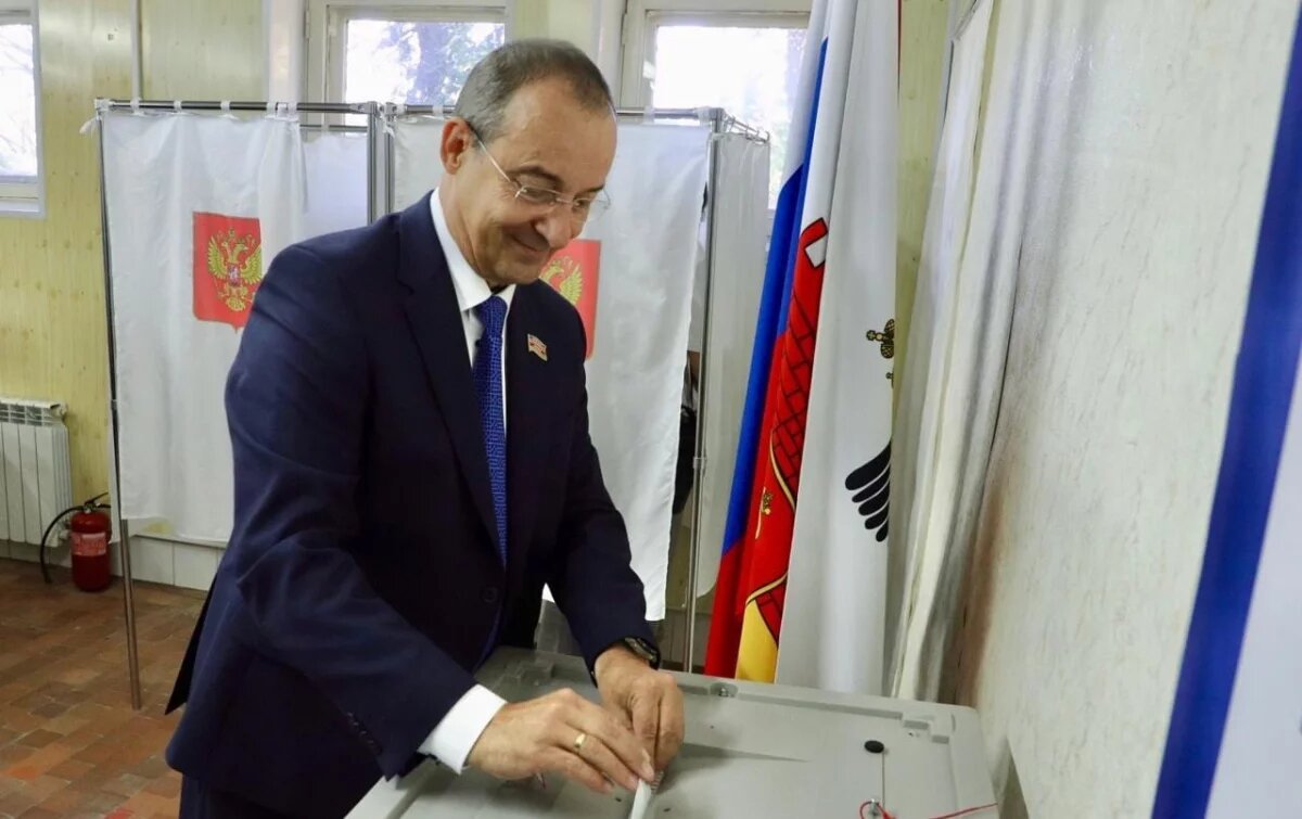    Председатель ЗСК Юрий Бурлачко проголосовал на выборах губернатора Кубани