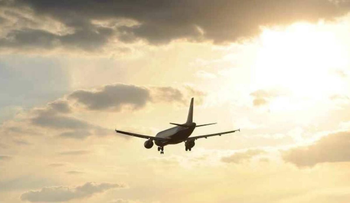     Самолет в небе. Источник: ural.kp.ru Автор фото: Иван Вислов