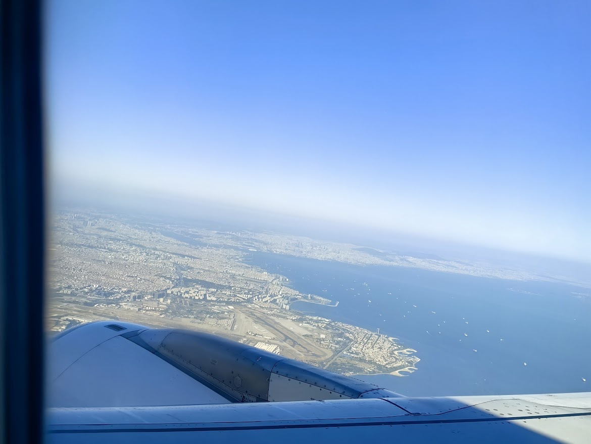 Под крылом - хорошо узнаваемый и горячо любимый мною Стамбул.