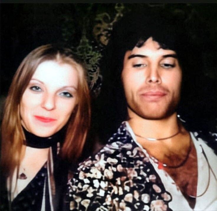 Мэри и Фредди. Бесспорно, что он очень ее любил. Всегда. Это может нам нравиться или нет, но это так.