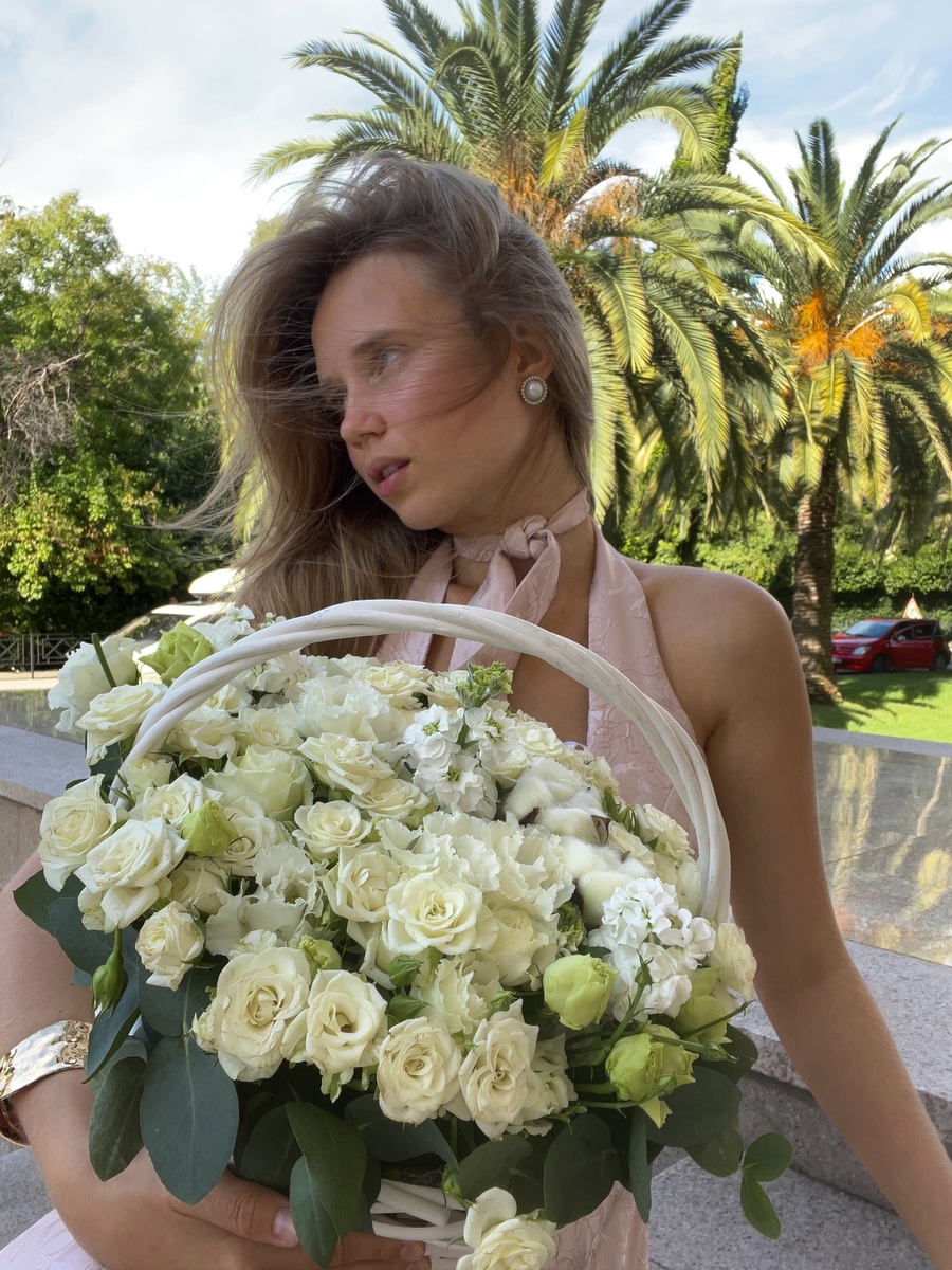 Раньше, например, я не понимала, почему мои отношения распадаются из-за того, что я забиваю на себя и свои желания, расстворяясь в партнере, а мои знакомые, которые делают вроде то же самое, встречаются уже много лет со своими бойфрендами, и их мироздание так не «наказывает» как меня.