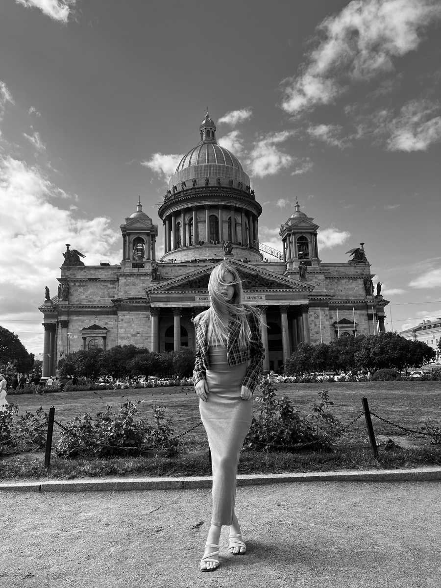 Помню, как год назад общалась с парнем и строила ему глазки, чтобы только он дал мне пожить в своей пустой квартире (у меня не было денег). Как итог оттуда я уехала с ужасной историей, когда мной пытались манипулировать, угрожать и даже рукоприкладствовать: либо секс, либо я вызову полицию и тебя увезут отсюда. Я долго не понимала, почему со мной так поступают. Но вскоре увидела причину: так обошлась мне обычная корысть. И больше так я не делала ни с кем.