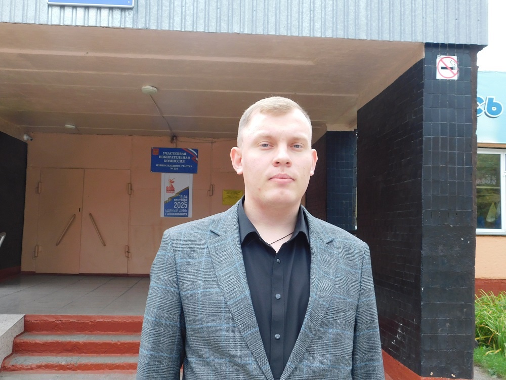    У избирательного участка. Фото Анны Зубаревой