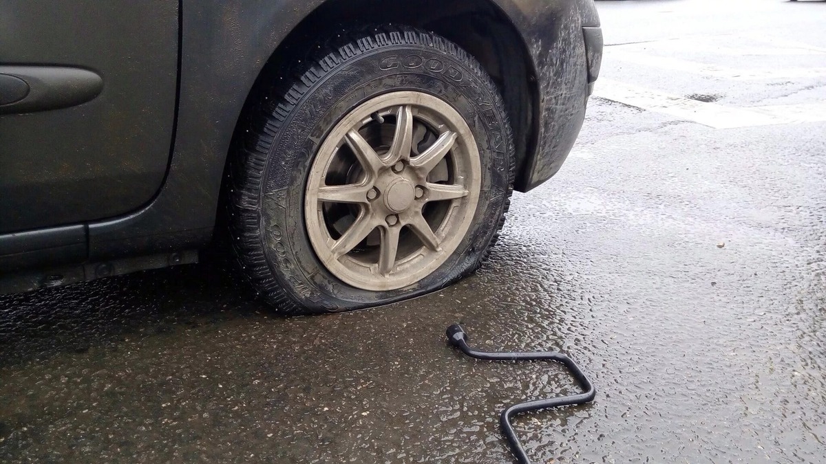 Фото заимствовано - https://govoritnn.ru/avtovladelcy-massovo-probivajut-koljosa-v-verhnih-pechjorah/