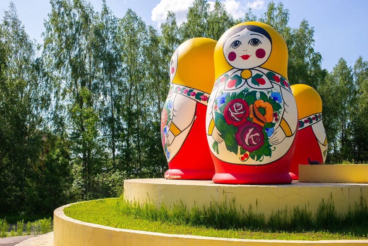 Матрёшки встречают всех приезажющих в Семёнов