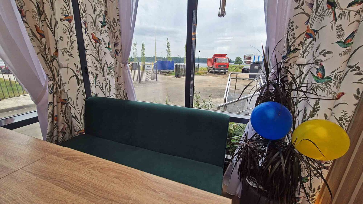 Вид из кофейни на Волгу