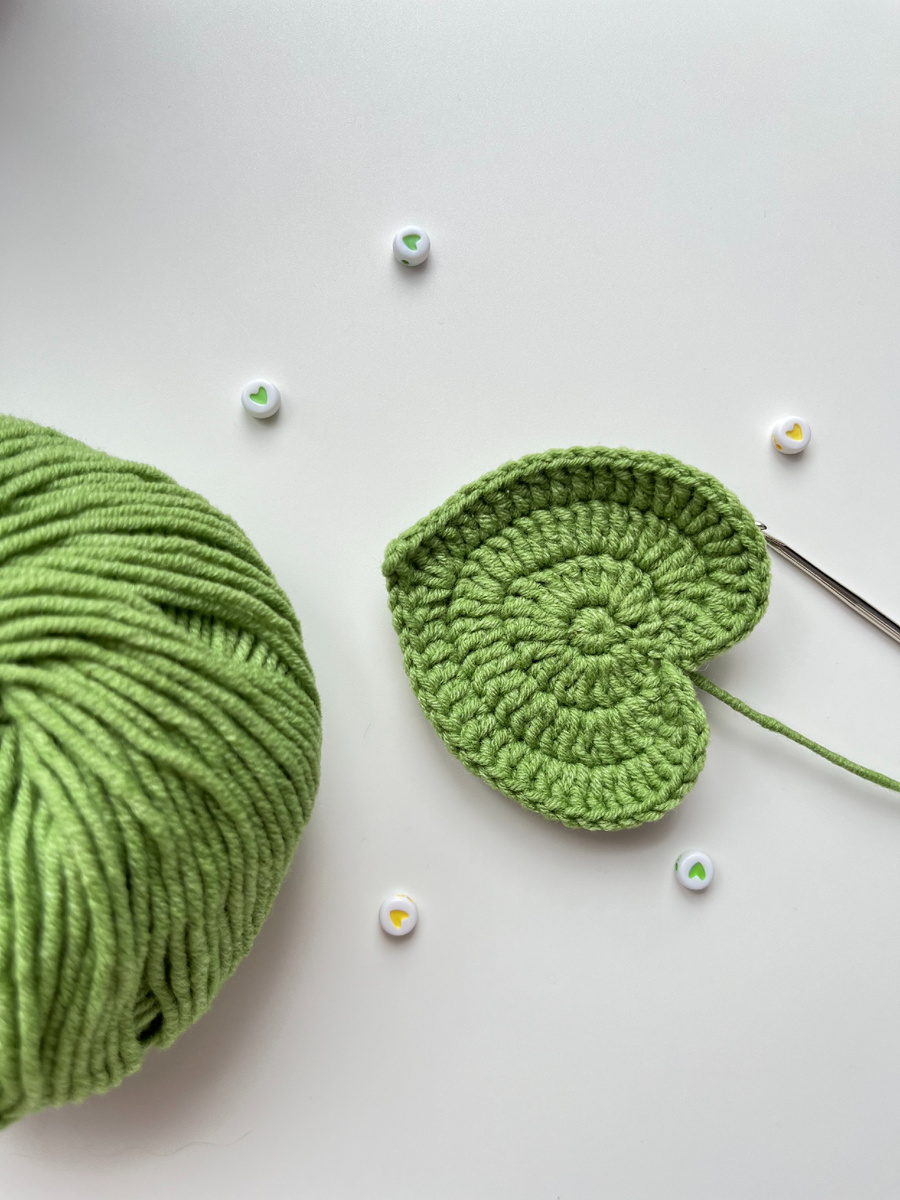 так же эти листочки можно использовать как украшения букетов.