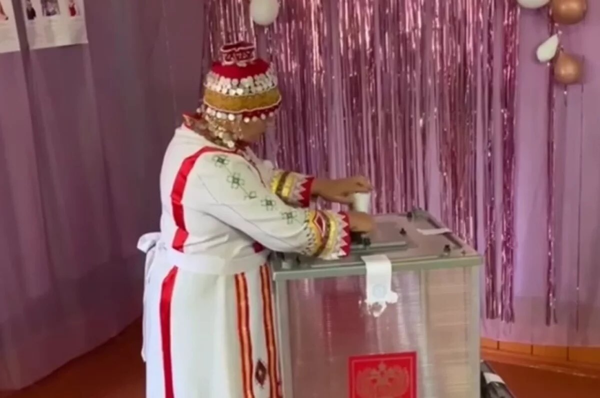    В Иркутской области избиратели голосуют в национальных костюмах