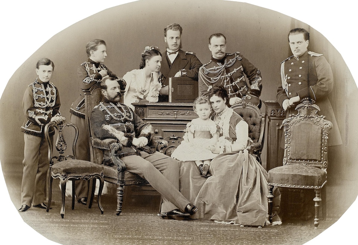 Российский император Александр II со своей семьей, около 1870 года / Фотограф Сергей Львович Левицкий / commons.wikimedia.org