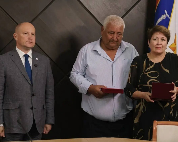     В Севастополе наградили семьи пиротехников, погибших при разминировании Курской области