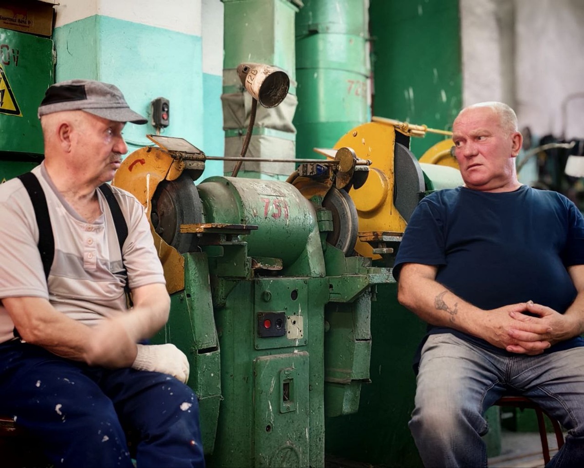 Портреты обычных работяг.
В кепке - плотник, лысый - сантехник. Возраст уже за шестьдесят, попали под пенсионную реформу и дорабатывают у меня стаж до пенсии. Здоровья уже никакого, работают от силы в день два-три часа, отношусь с пониманием, от такого никто не застрахован.
Изменение пенсионного возраста для рабочих профессий - необдуманный шаг нашего правительства, но мы люди маленькие, будем выкручиваться, как можем.