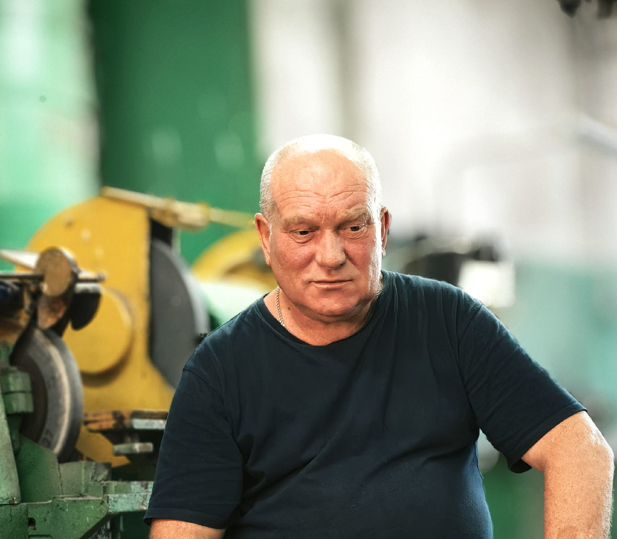 Портрет обычного деревенского парня, который всю жизнь проработал на заводах, а по итогу своей жизни вынужден впахиват, потому что до пенсии ещё полтора года.