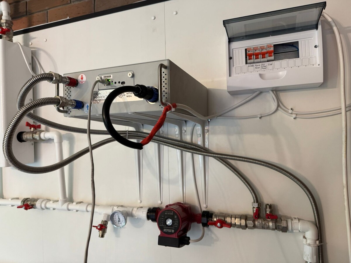 на фото асик Whatsminer M64 19,9w 200T в системе отопления ИЖС