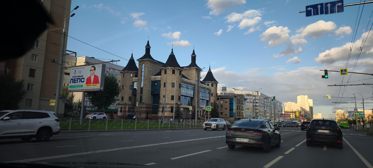 Это здание банка Русский Стандарт меня поразило еще 4 года назад :)