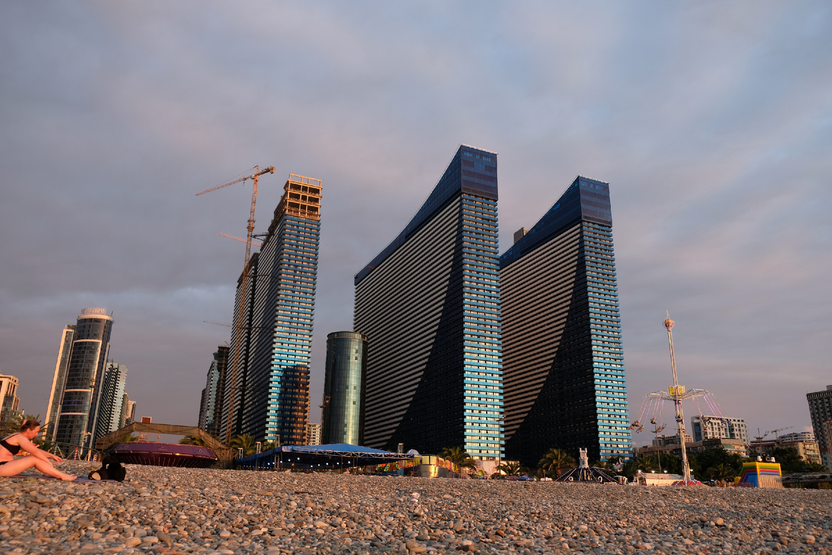 Высотки Орби с пляжа