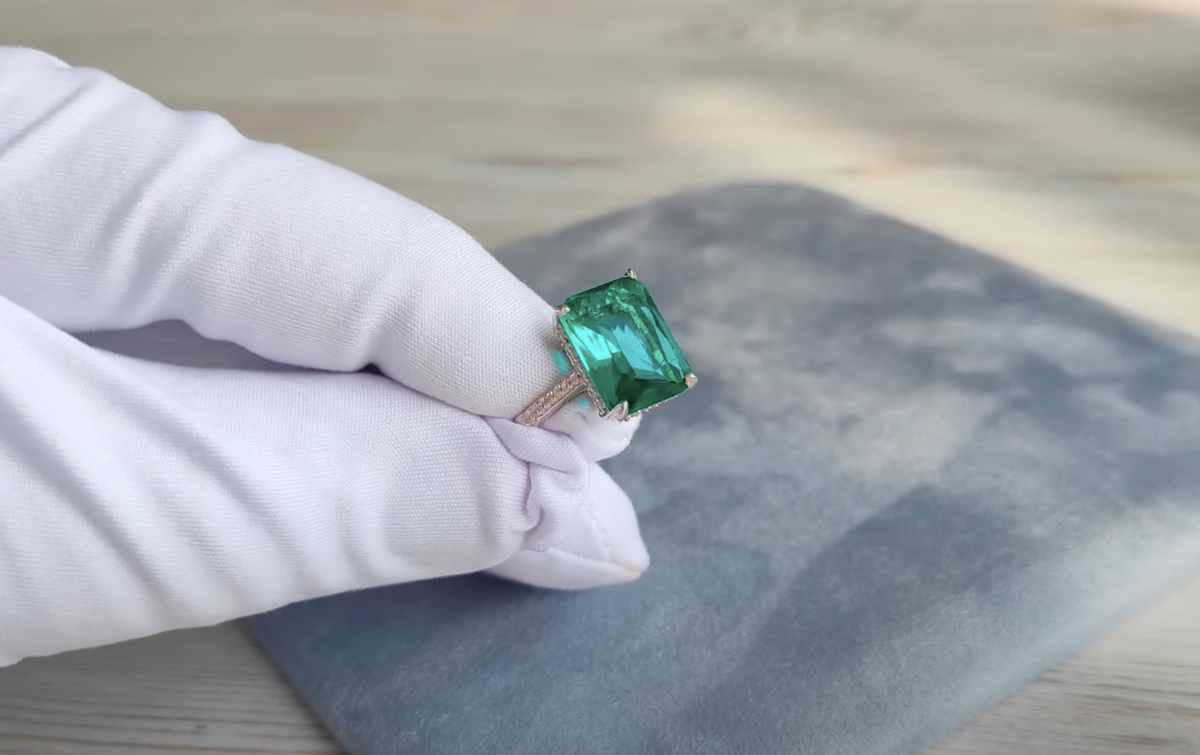 На канале есть подробный разбор камня в этом кольце, который оказался стеклом