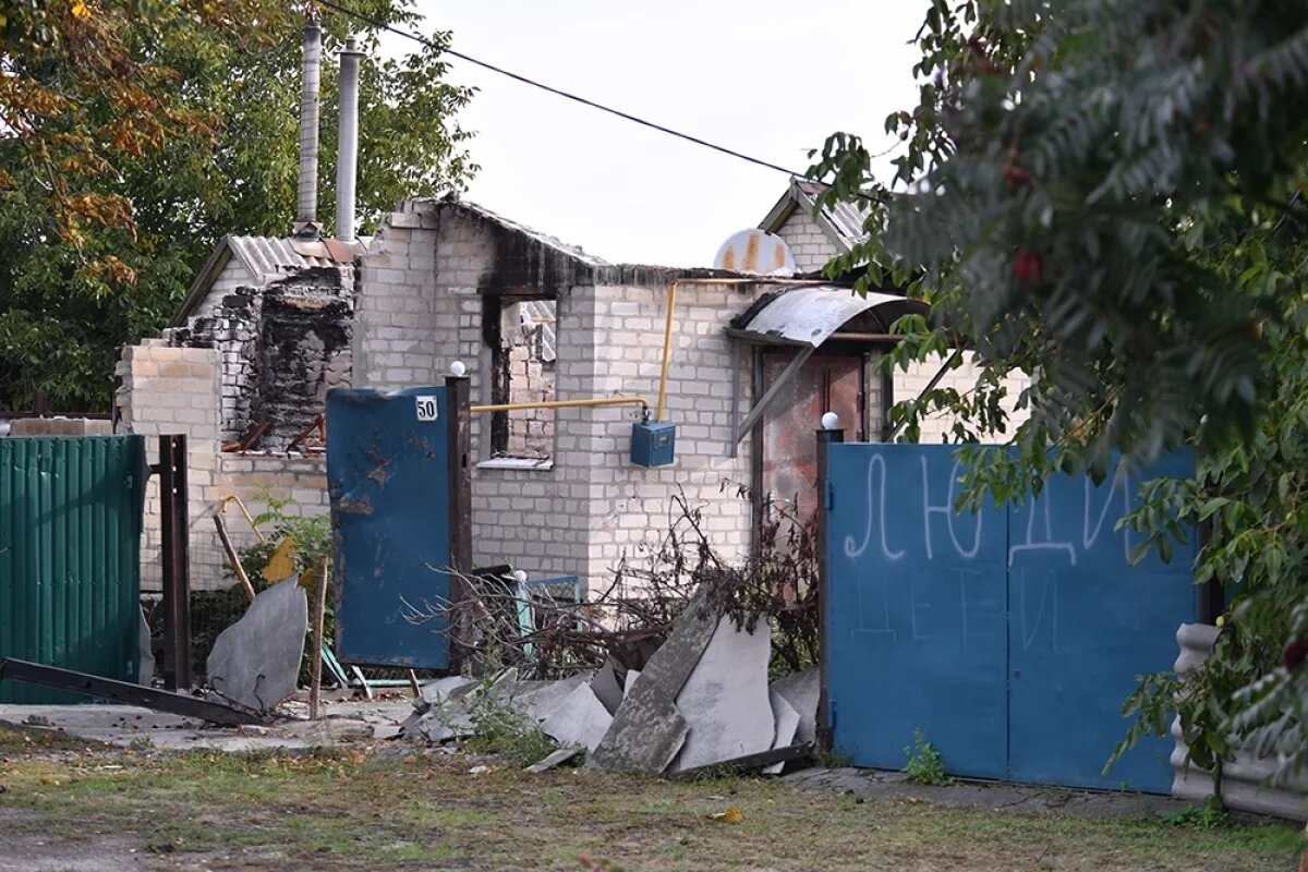    Разрушенное здание на одной из улиц в Красном Лимане.