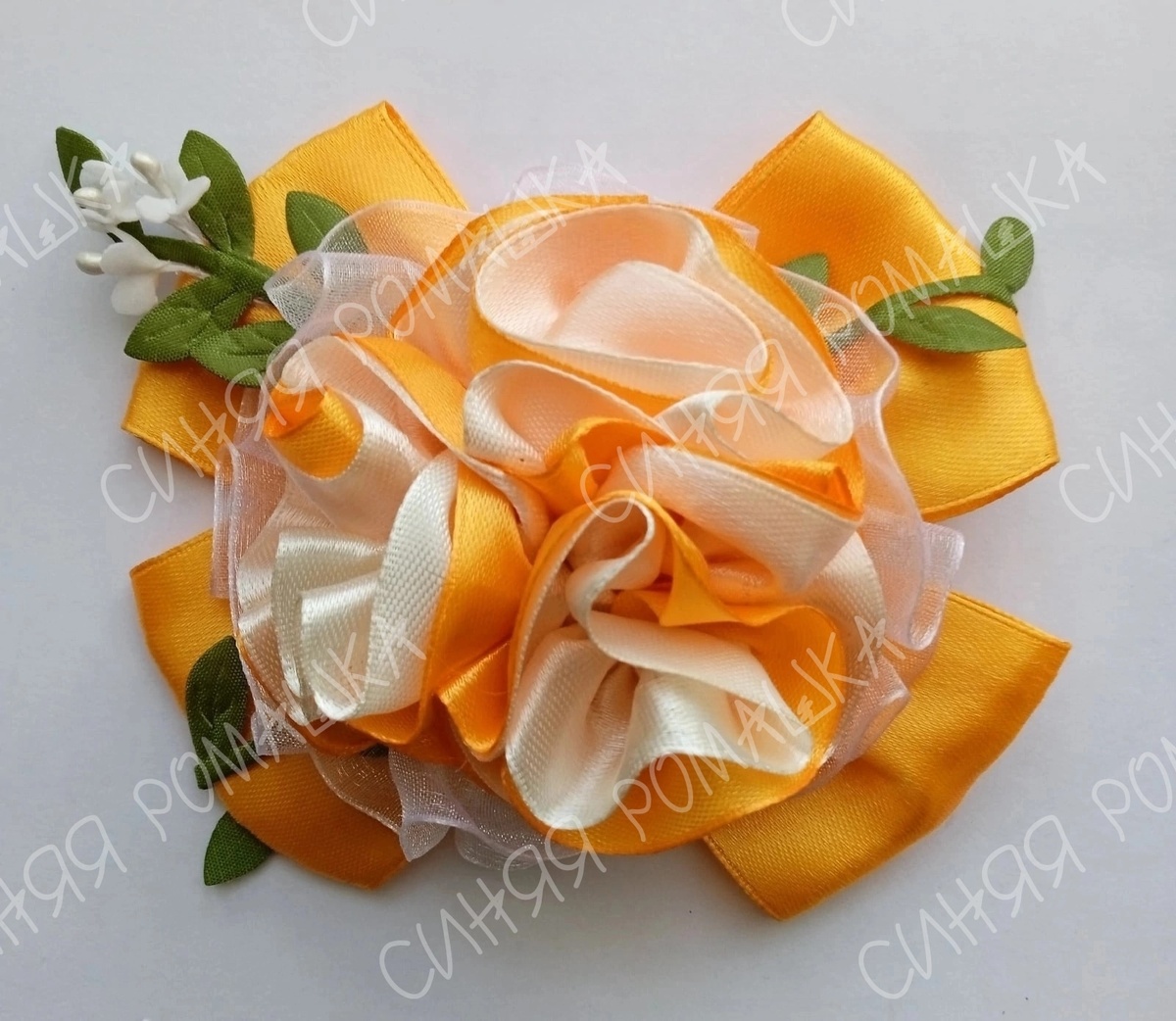 Украшение на заколке-автомат "Осенняя фантазия" выполнено на конкурс несколько лет назад под заданное платье. В этом году подобные бантики делала на заказ в голубой расцветке – уж очень эти мои авторские украшения смотрятся нежно и красиво, потому и нравятся заказчикам! 