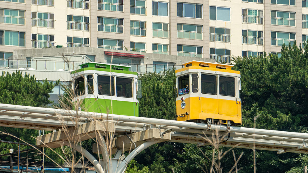 Яркие вагончики