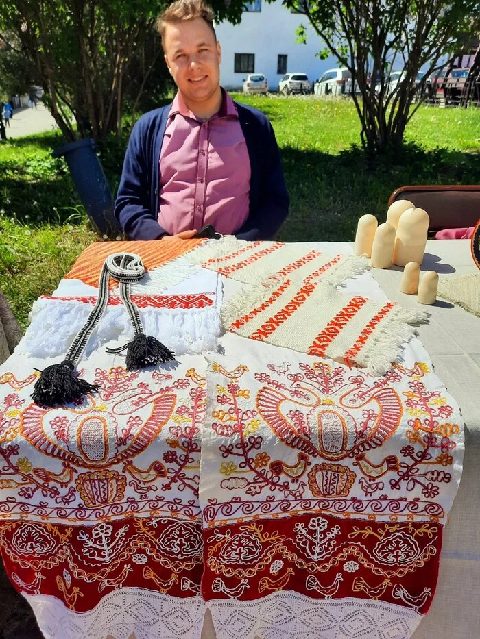 Моя коллекция, это разнообразные рушники, и на фото самый красивый. Это техника — тамбурная вышивка.