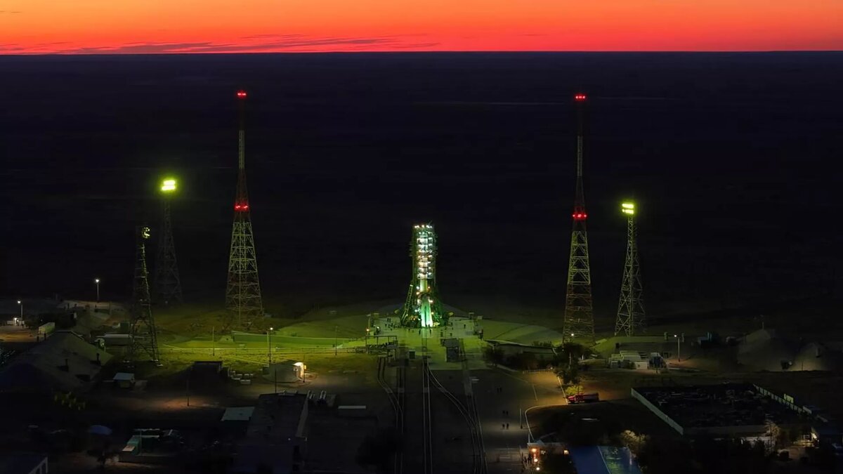 Ракета "Союз-2.1а" с грузовым кораблем "Прогресс МС-32" на стартовой площадке космодрома Байконур. Источник: roscosmos.ru