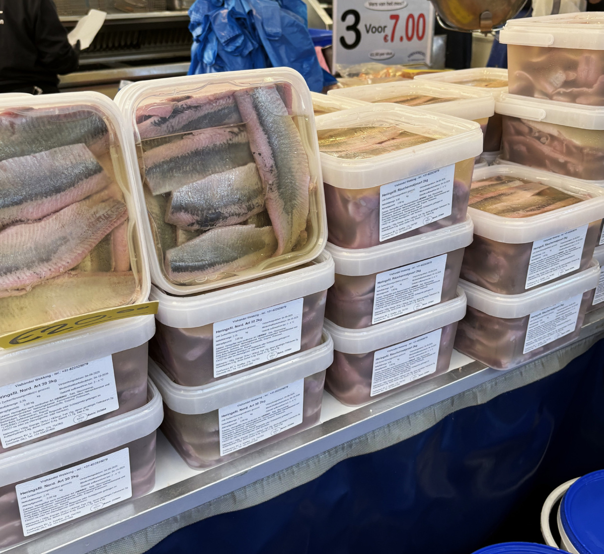 - "В селедке под шубой должны быть только самостоятельно разделанные тушки!" - назидательно подчеркивающе твердят сторонники классического приготовления данного рецепта.                                                                                                                         - "Да, да, да! Согласны!" - робко шепчут в ответ губители классического рецепта. И, указывая на стопку "магазинного" филе, еле слышно добавляют: "А куда же это девать?".