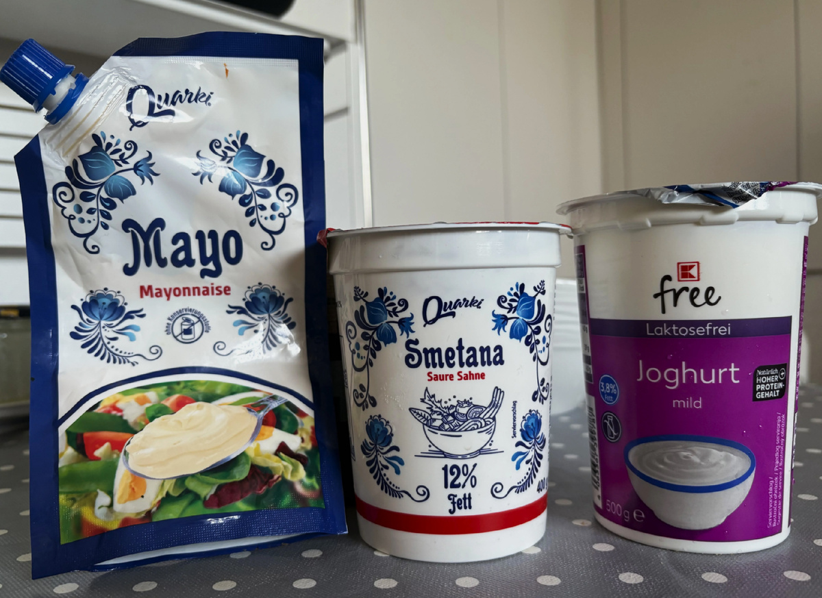 Ингридиенты для моего "Смейонеза". Нежирная сметана, классический йогурт и капля майонеза.