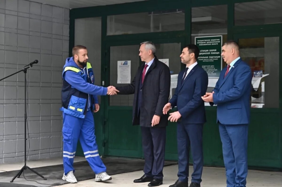    Губернатор Травников вручил ключи от 23-х «скорых» бригадам Станции СМП