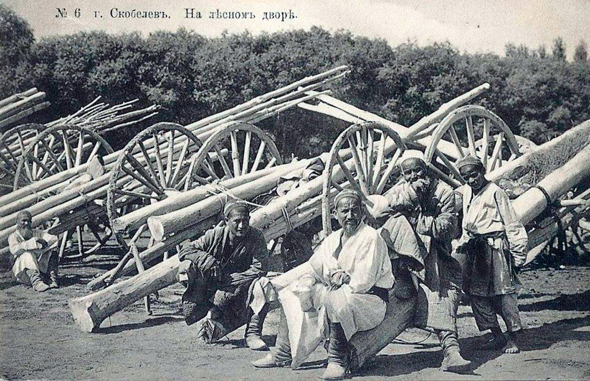 На лесном дворе в Скобелеве (ныне Фергана), начало ХХ века. Фото с сайта humodoc.com