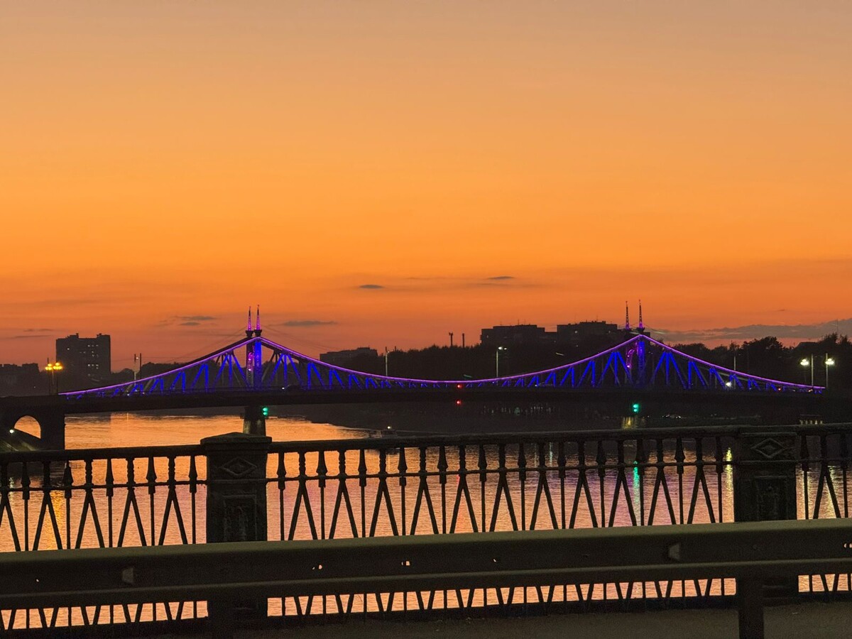 Мост с разноцветной иллюминацией