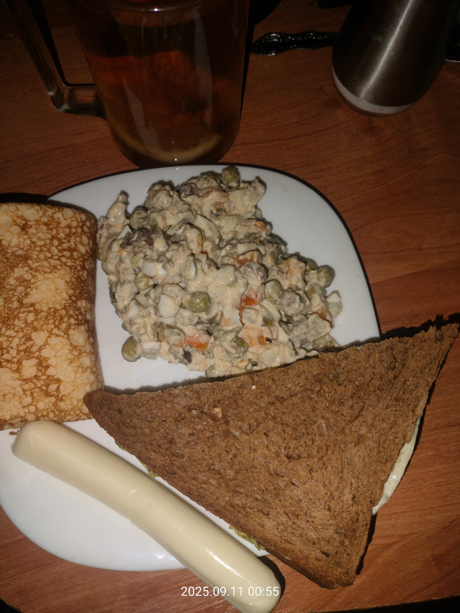 Всё покупное. Оливье с говядиной, бутерброд (много майонеза, беее) с курицей, блин то же самое. 