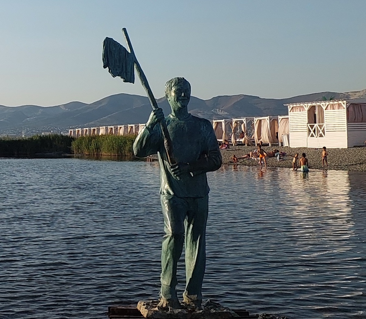 Новороссийск, памятник "Геше Козодоеву". Бронзовый герой культовой советской комедии «Бриллиантовая рука» 