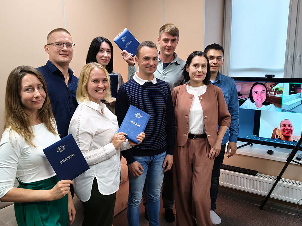 Выпускники Профессионального курса с преподавателями Института Павлом Ефимовым и Надеждой Кузнецовой.