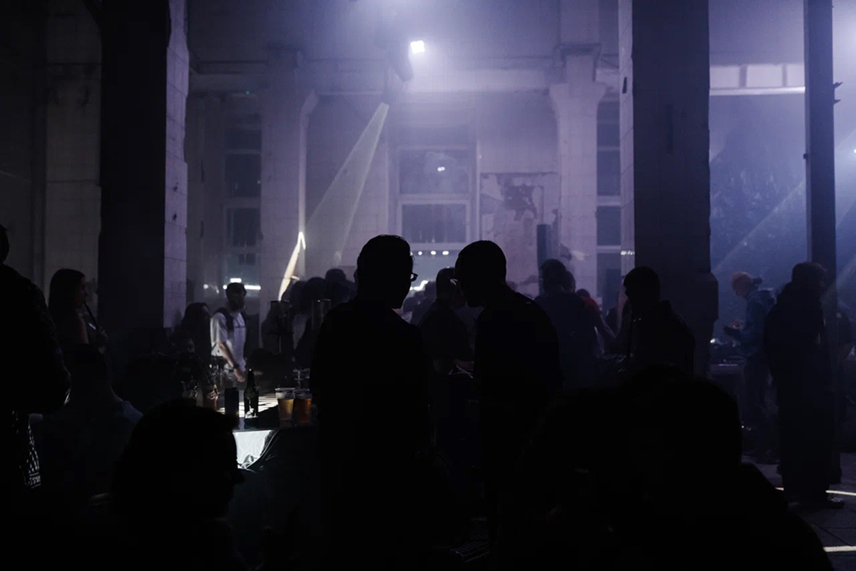     Атмосфера вечеринки. Фото: @trythedarkside