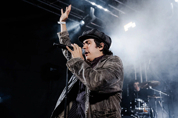     Тима ищет свет. Фото: @trythedarkside