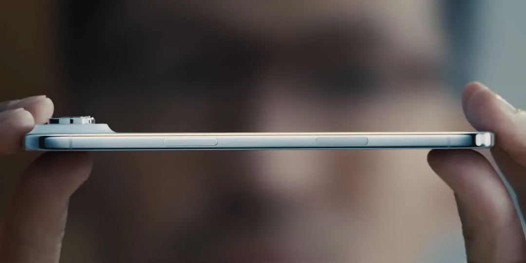 Журналисты под взглядами топ-менеджеров Apple не смогли согнуть новый iPhone Air