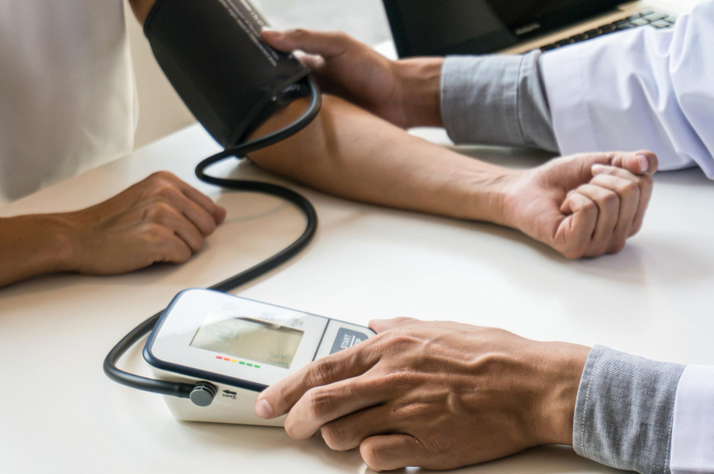 Почему давление подскакивает с похмелья и что с этим делать. (источник изображения: freepik.com)