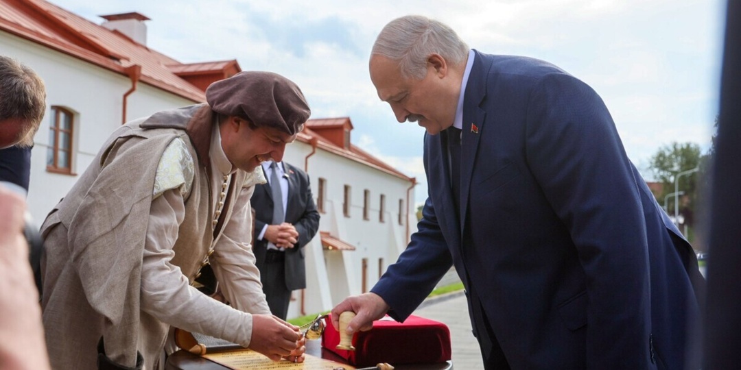 Лукашенко поручил чиновникам «просить и требовать» от минчан вкладывать «хоть небольшую копейку»