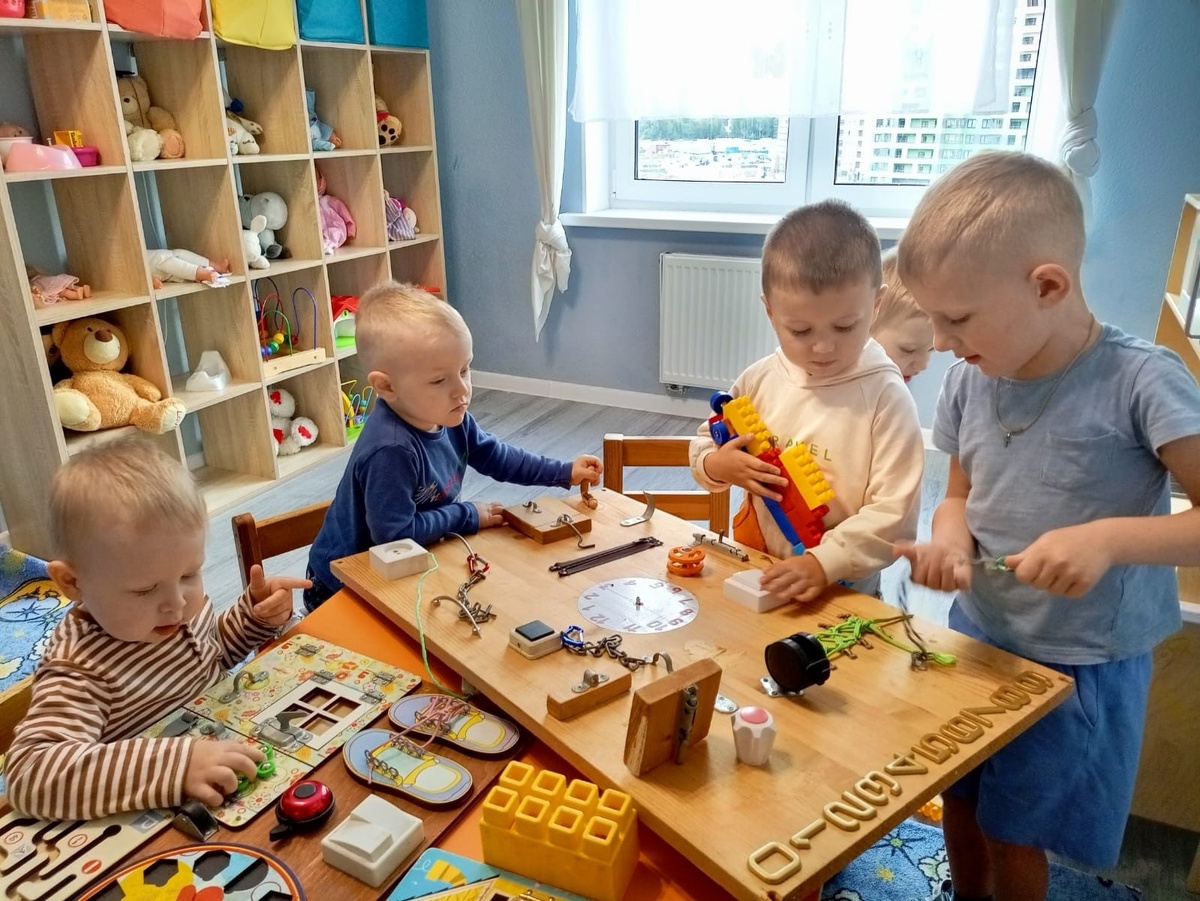 Игры с бизибордами в детском саду Мими Дом